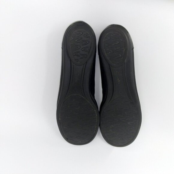 Clarks Soft 9.5 Slip On Black Leather Shoes Flower Applique - Picture 8 of 8